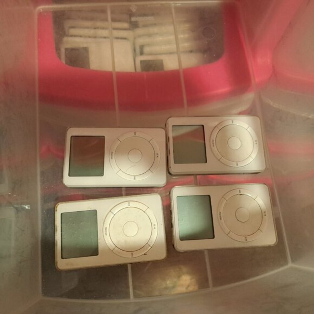Apple iPod shuffle 2nd generation 1GB 2GB Various Color 1 Year warranty w/ acces - Picture 12 of 16